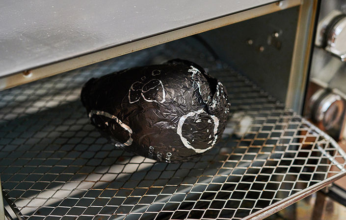 石焼いも黒サンホイルに包んださつまいもをオーブントースターに入れる